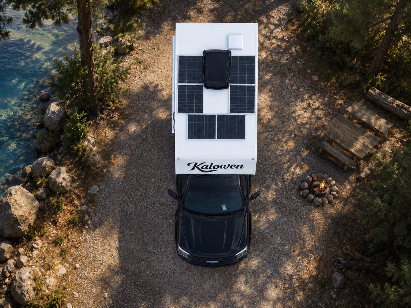 Vue aérienne du toit du Kalowen 250 avec six panneaux solaires