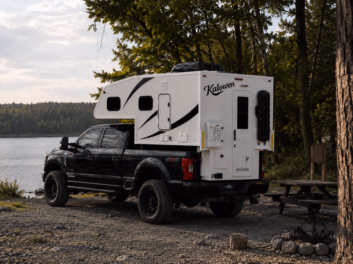 Vue arrière trois quarts du Kalowen 250 installé sur un camion noir